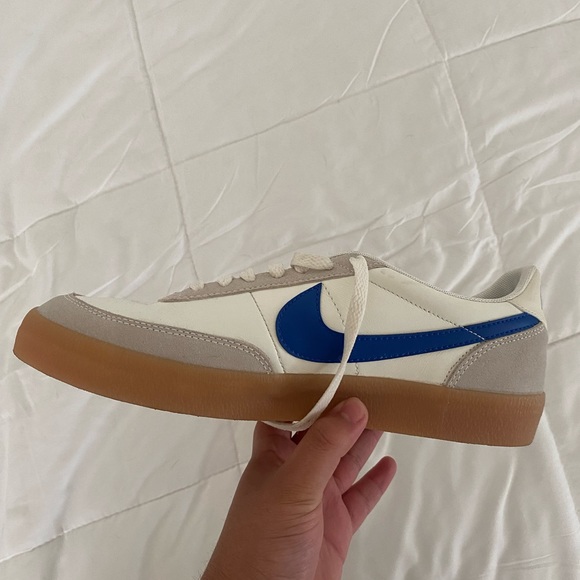 Nike shoes size is 8.5 barely worn in great condition - Picture 2 of 7